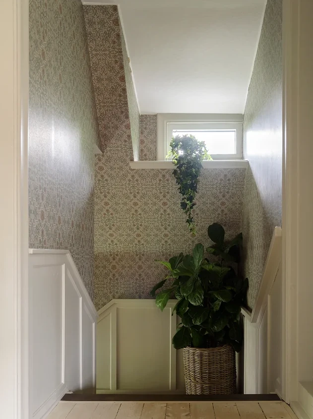 montée d'escalier avec papier-peint vintage maison des années 1930
