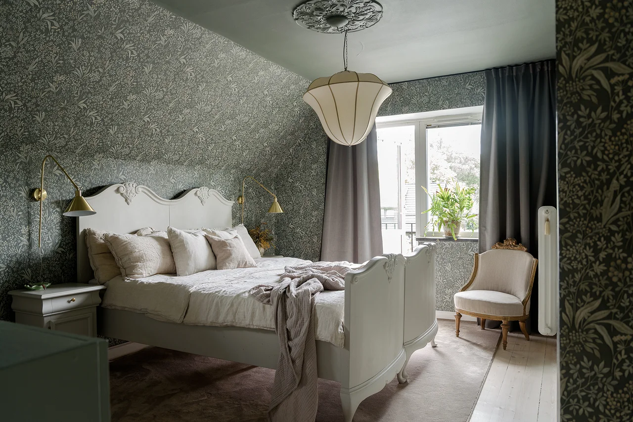 chambre avec papier-peint décoration classique chic