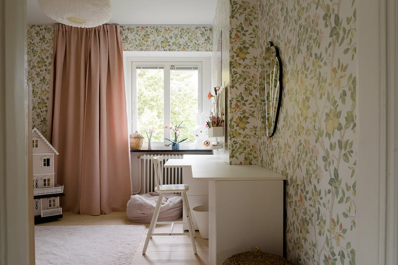 chambre avec papier-peint décoration classique chic
