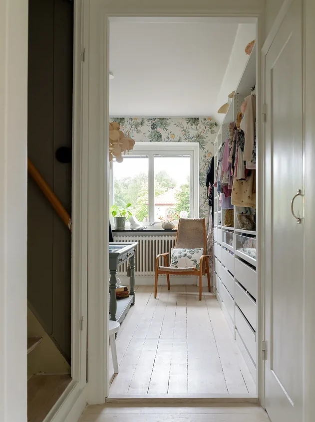 dressing avec papier-peint décoration classique chic
