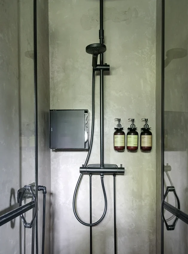 douche avec enduit