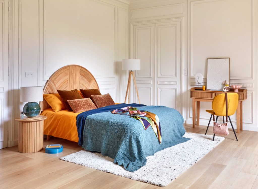chambre appartement haussmannien tête de lit rotin