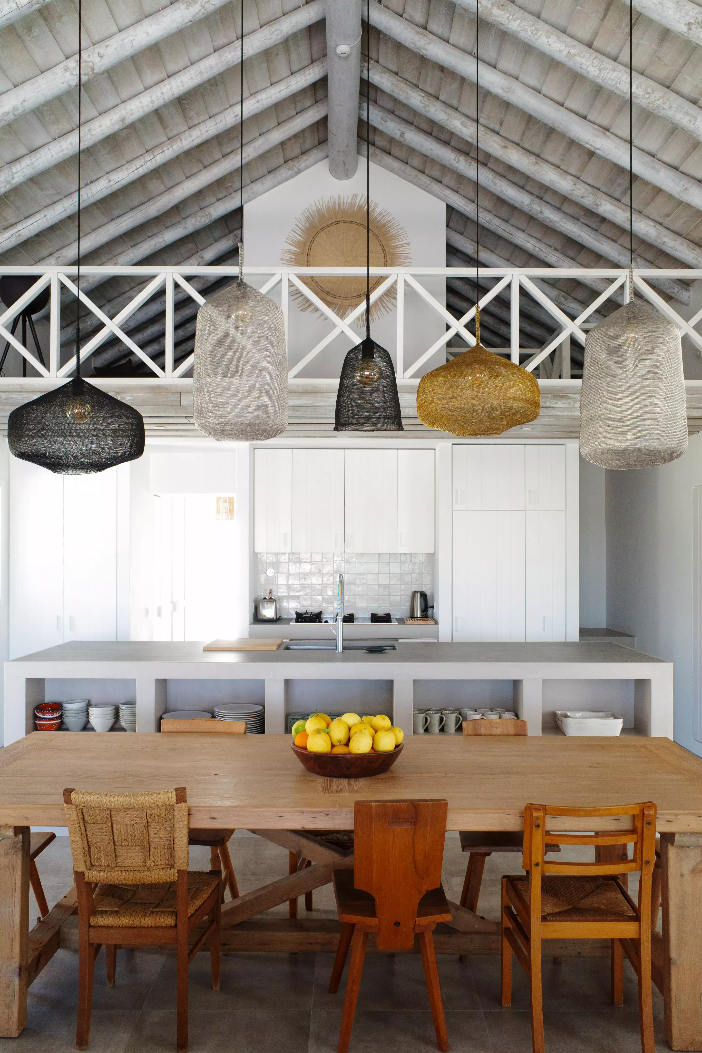 cuisine et salle à manger avec poutres décoration naturelle Casa Enea