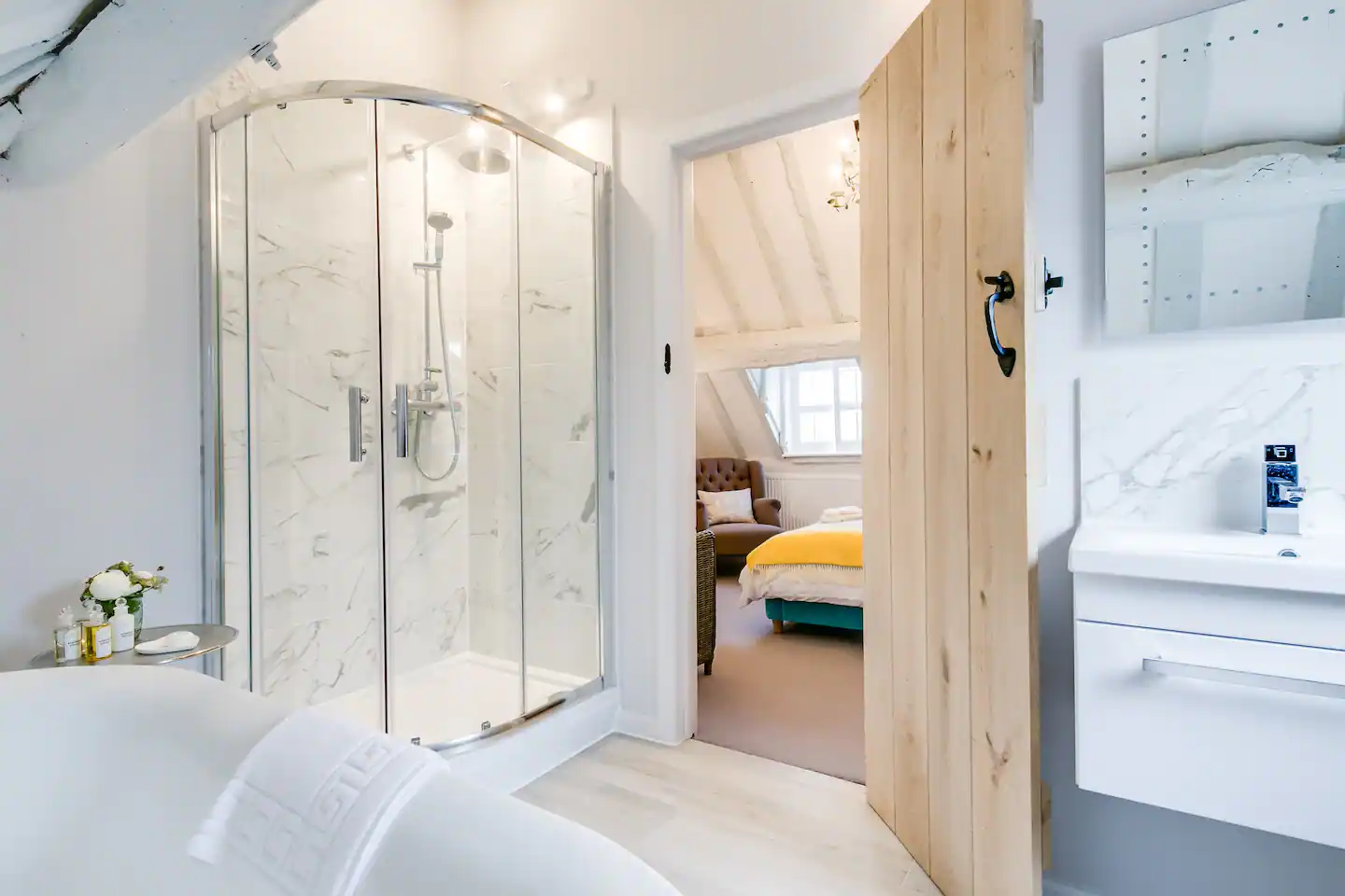 chambre mansardée poutres blanches décoration classique chic avec salle de bain chambre mansardée poutres blanches décoration classique chic avec salle de bain