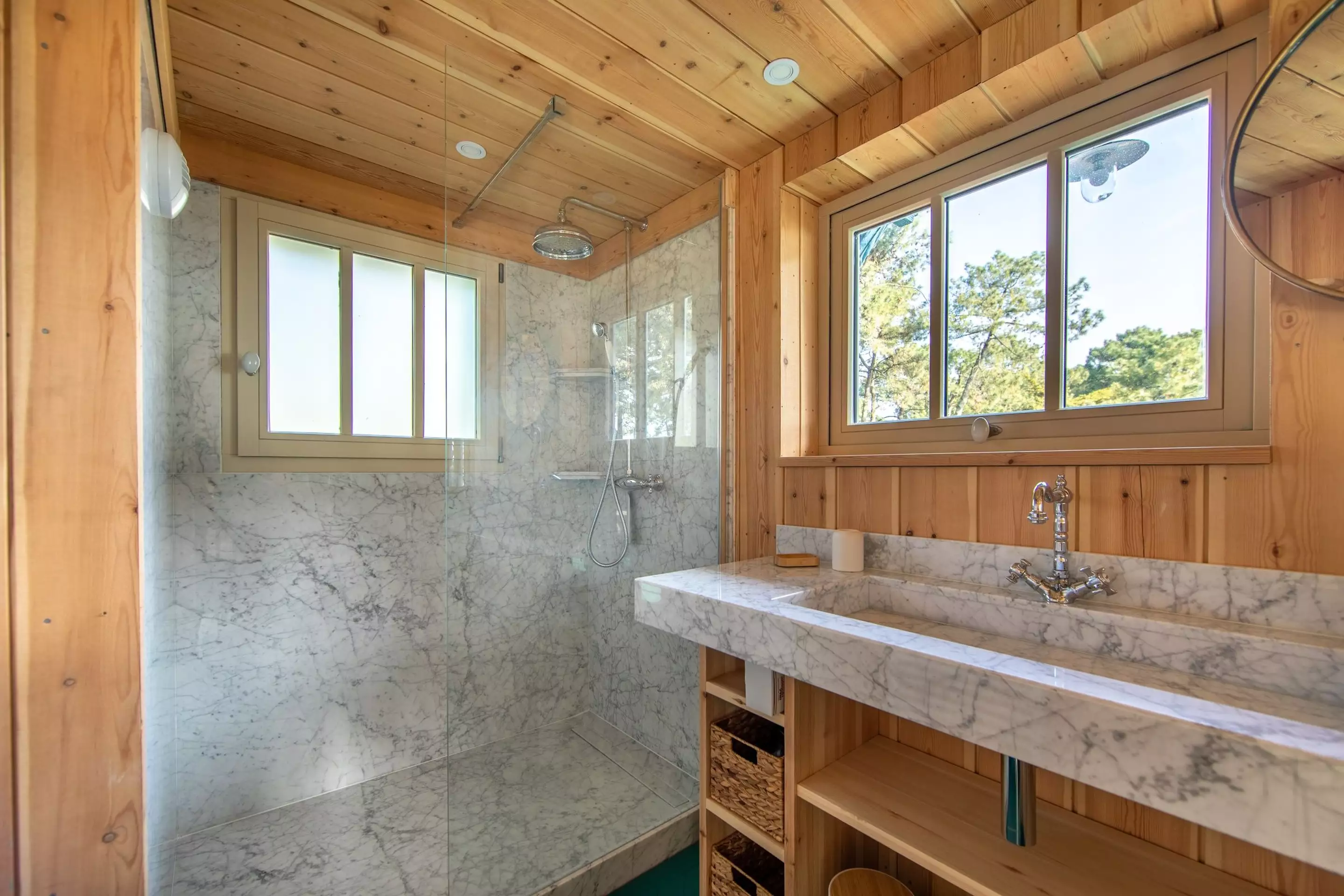 salle de bain marbre et bois le Cap Ferret villa Persan