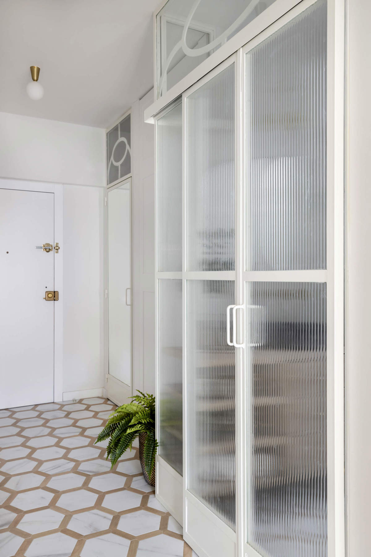 entrée appartement 67m2 avec verrière blanche