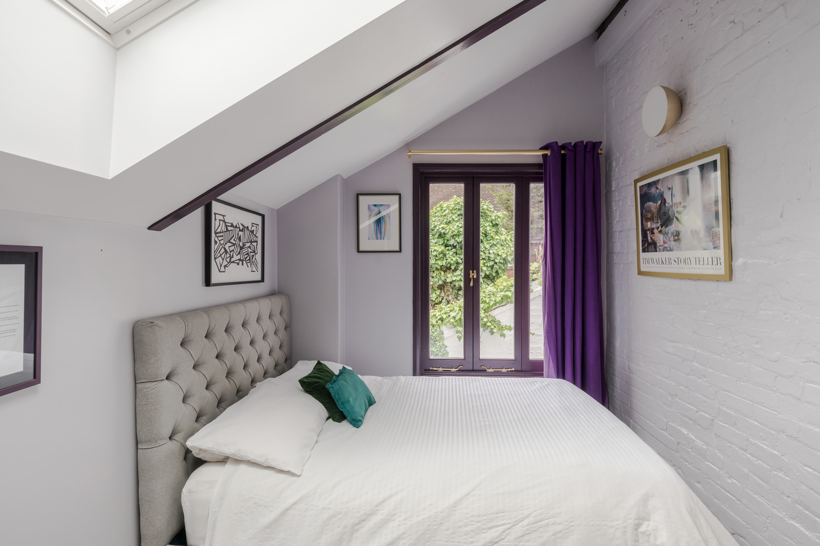 chambre mansardée avec fenêtres de toit chambre mansardée avec fenêtres de toit