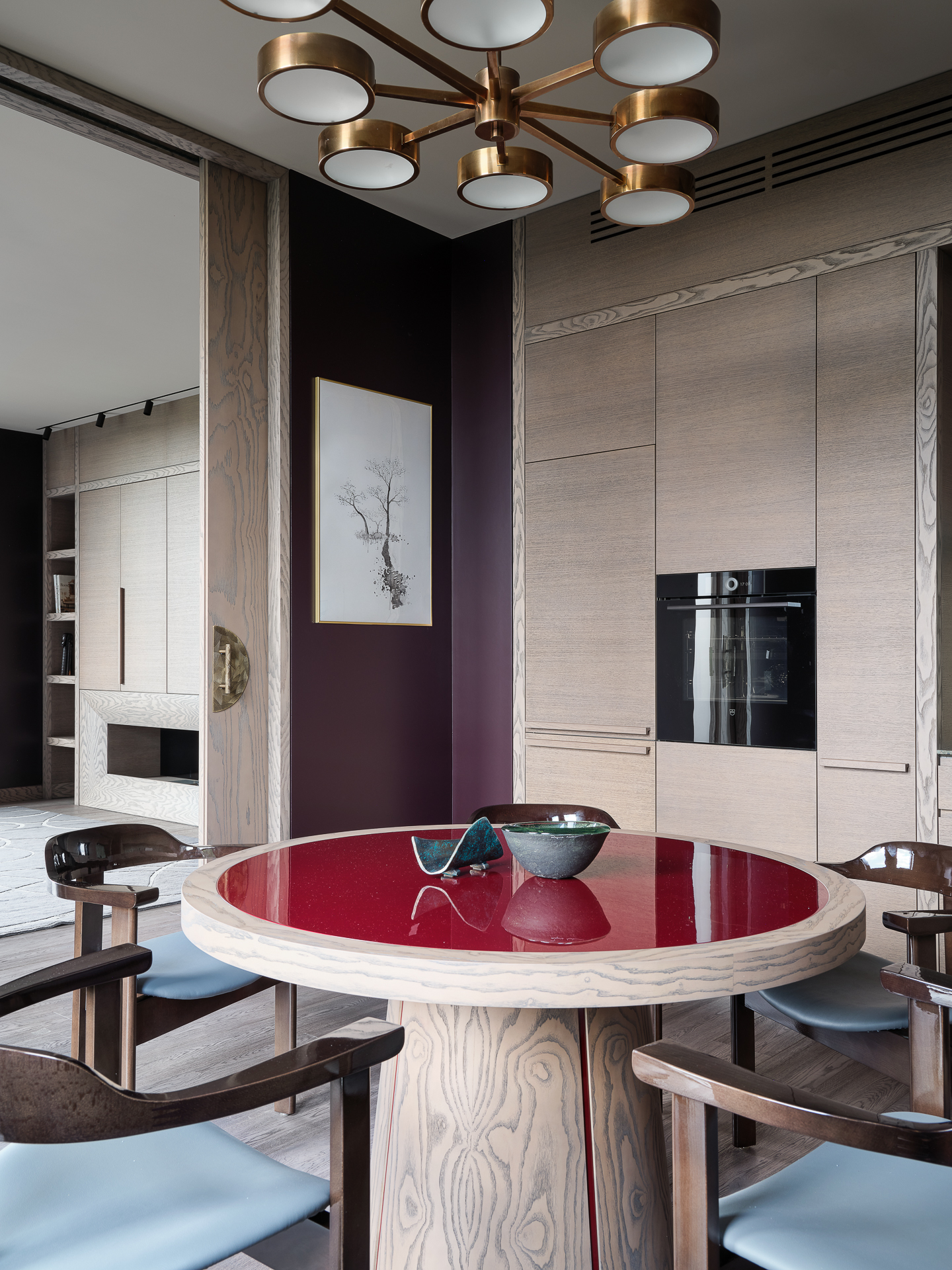 espace repas avec portes coulissantes bois dans cuisine