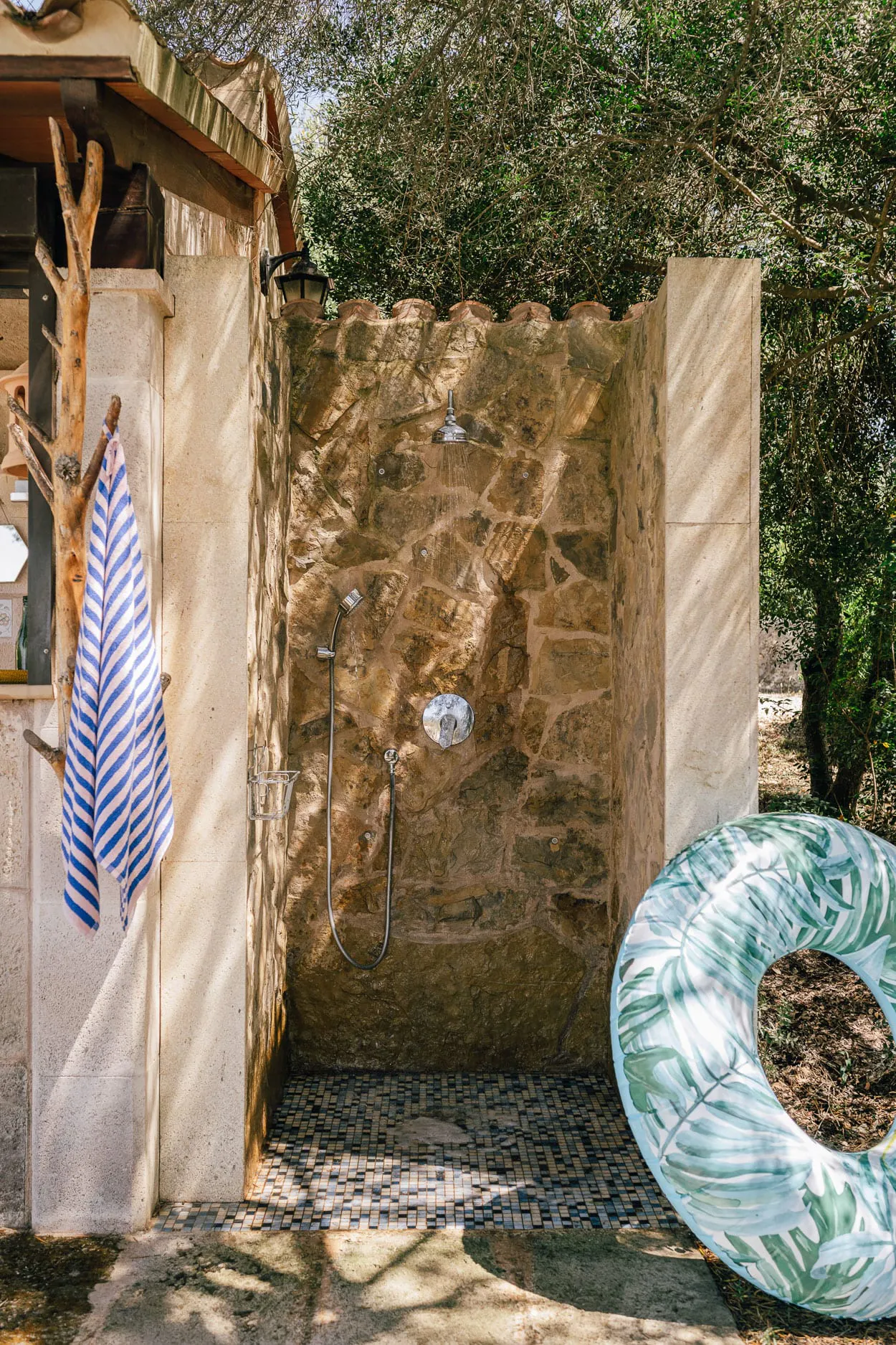 douche extérieure maison avec piscine Majorque