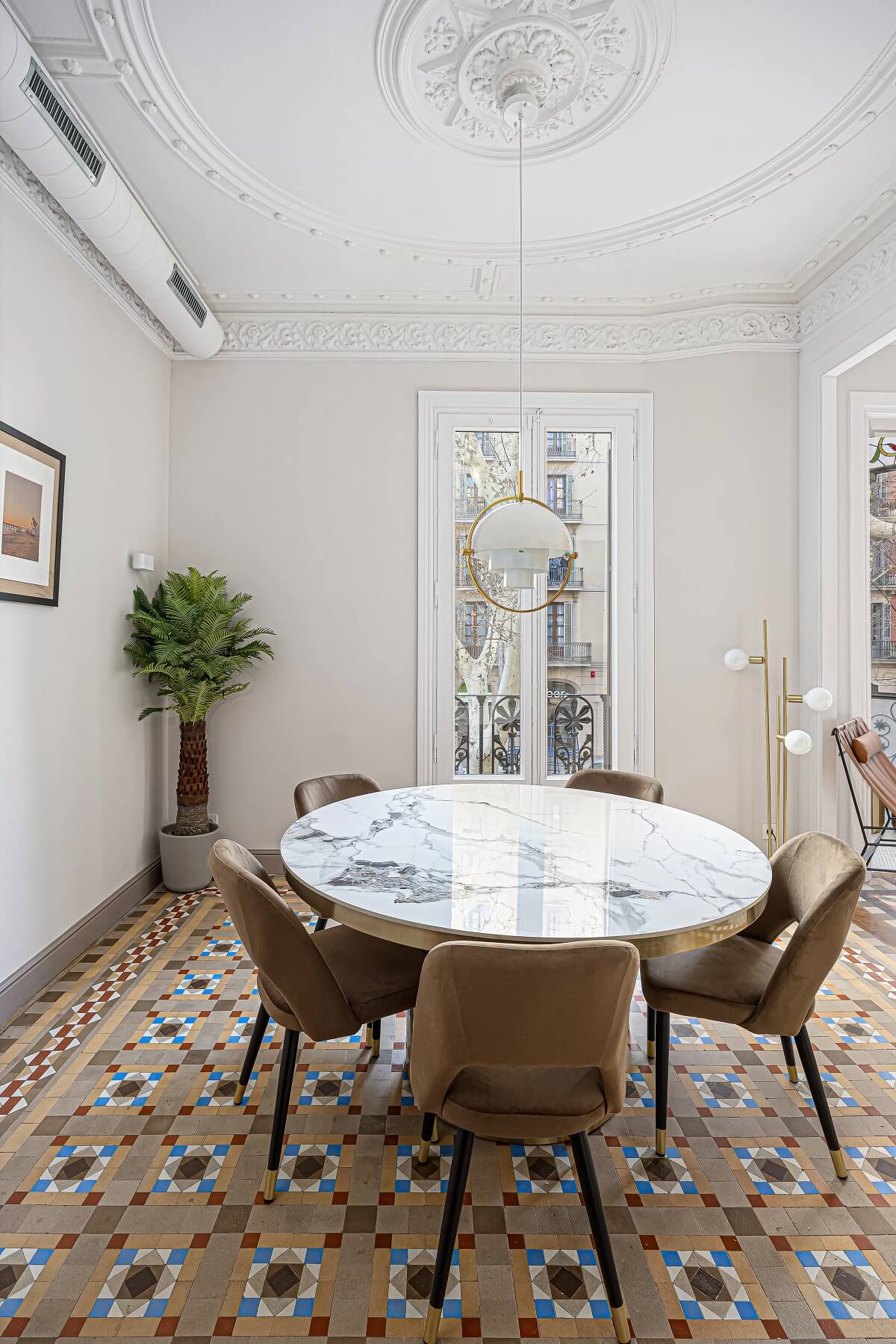 salle à manger sol en carreaux de ciment anciens décoration contemporaine