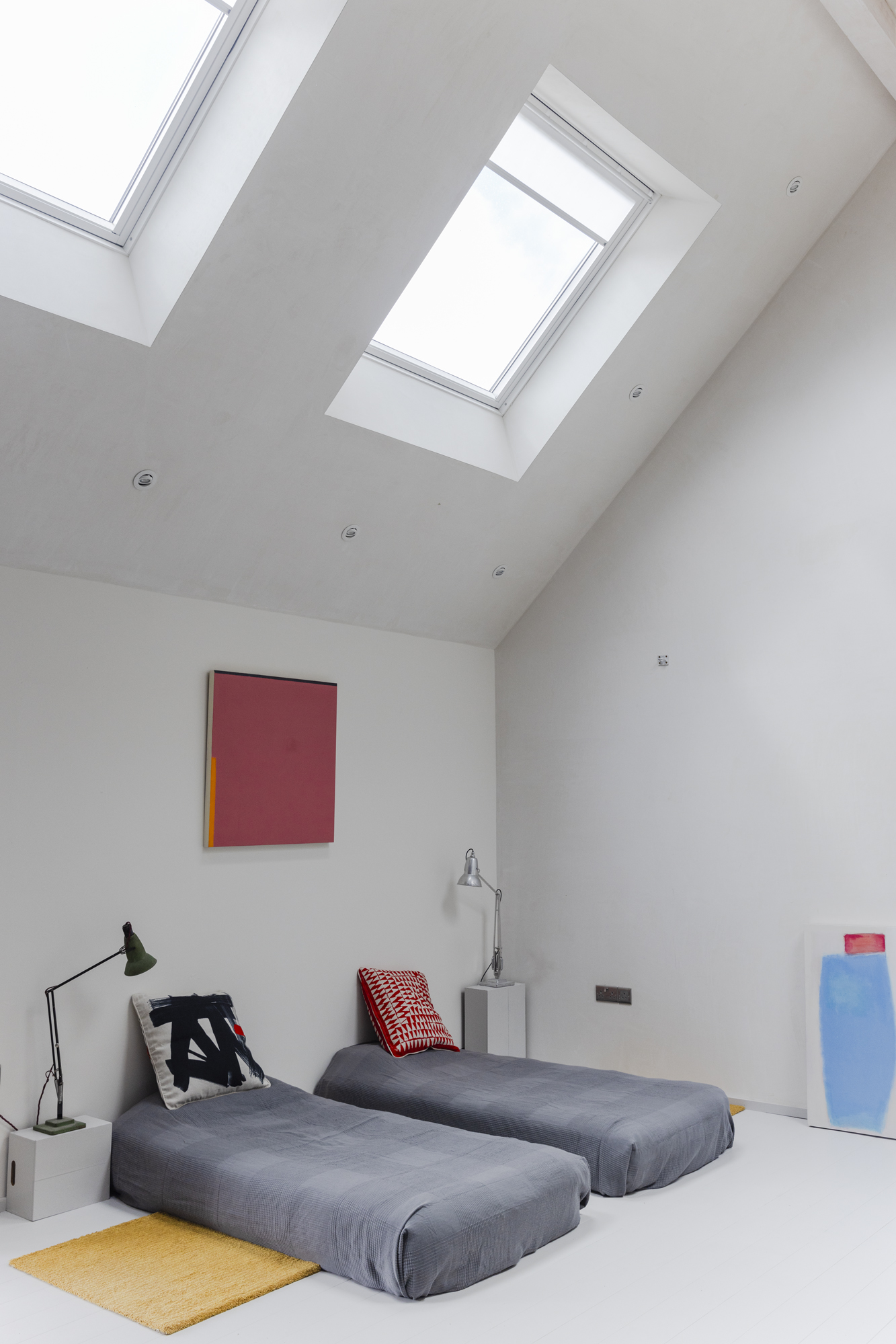 salon avec velux maison contemporaine façade noire salon avec velux maison contemporaine façade noire