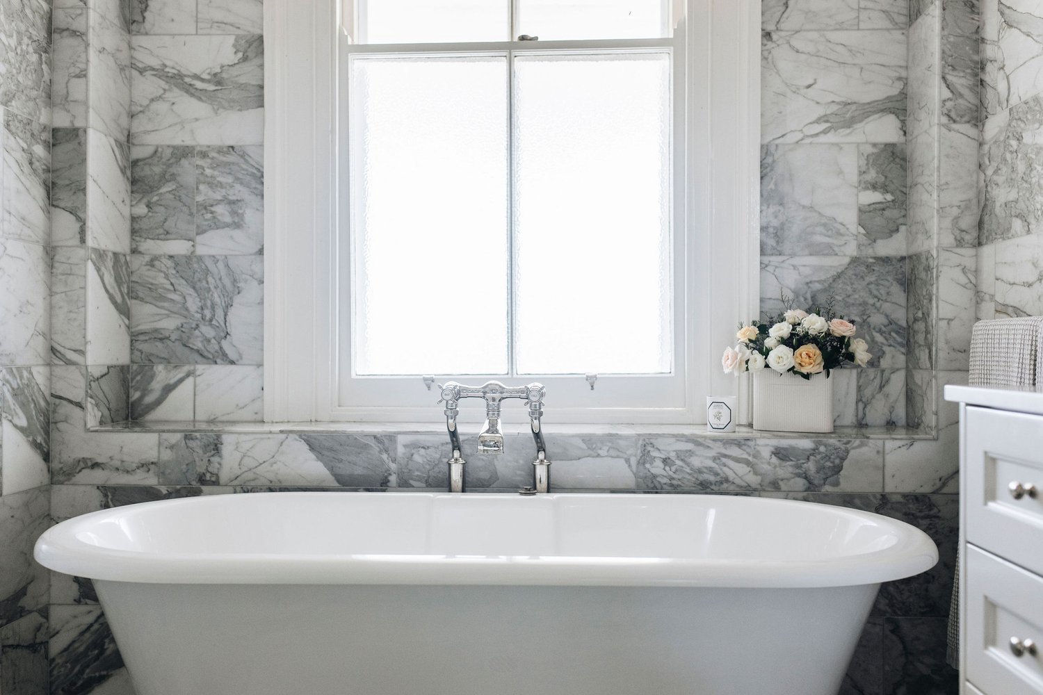 salle de bain rétro baignoire îlot et marbre gris Foxlow