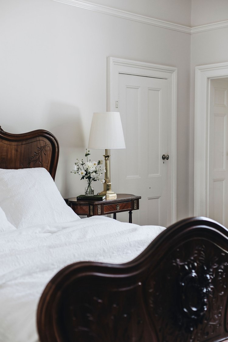 chambre lit en bois décoration vintage et rustique Foxlow