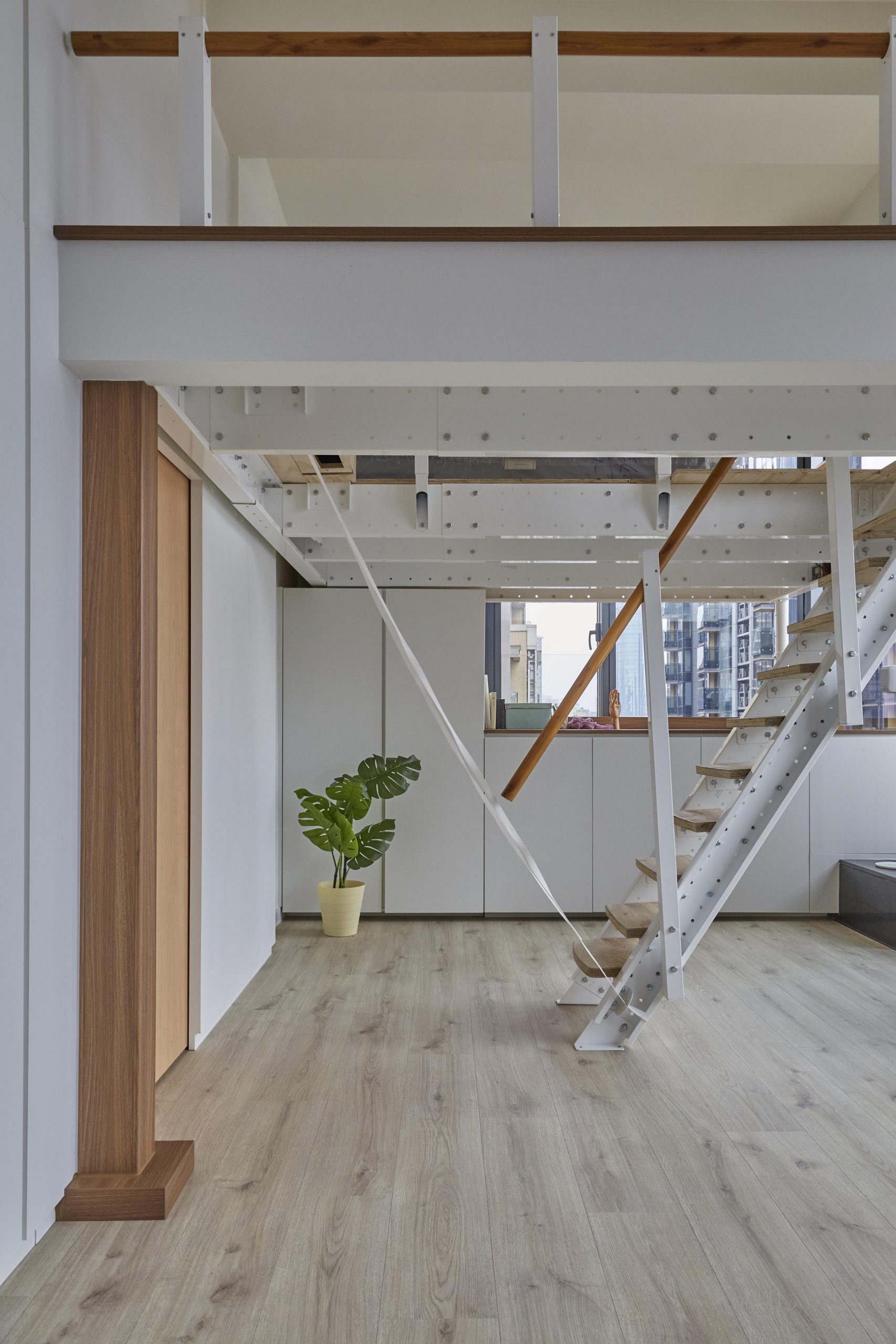petit appartement design de 37m2 avec escalier escamotable