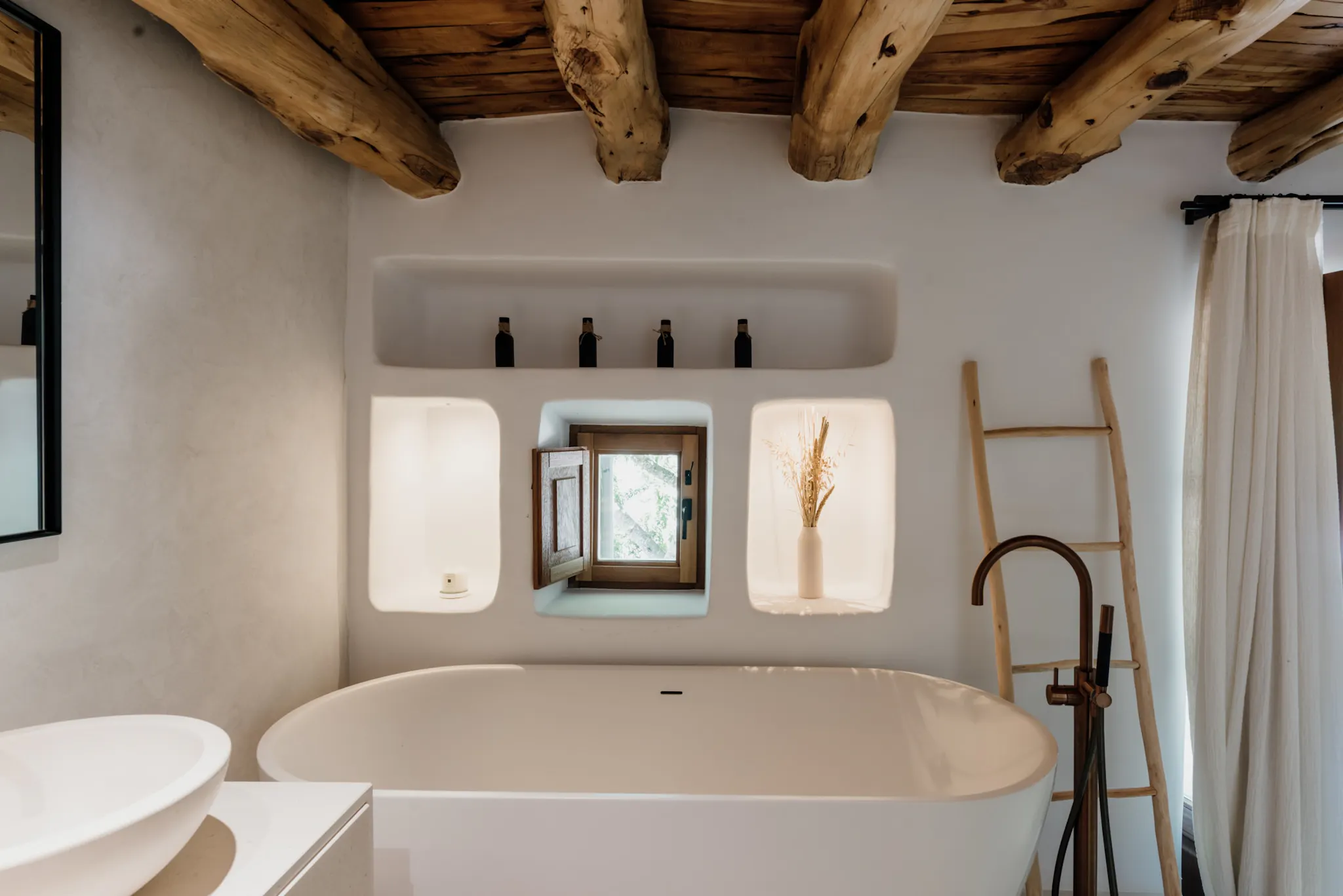 salle de bain design poutres en bois maison rustique chic à Ibiza salle de bain design poutres en bois maison rustique chic à Ibiza