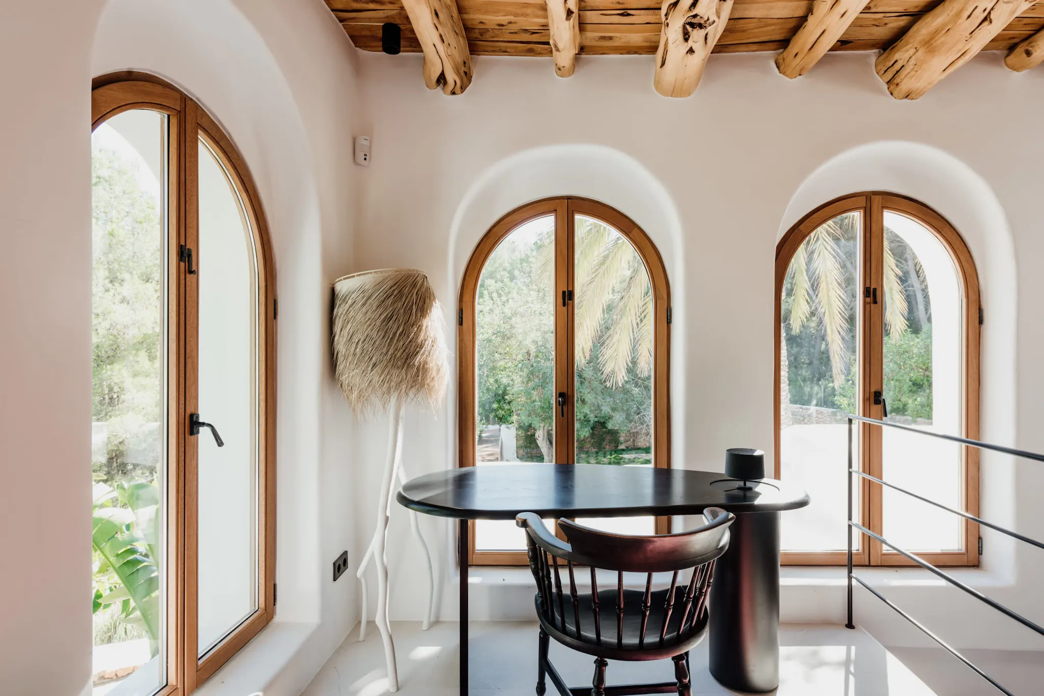 bureau avec plafond bois maison rustique chic à Ibiza bureau avec plafond bois maison rustique chic à Ibiza
