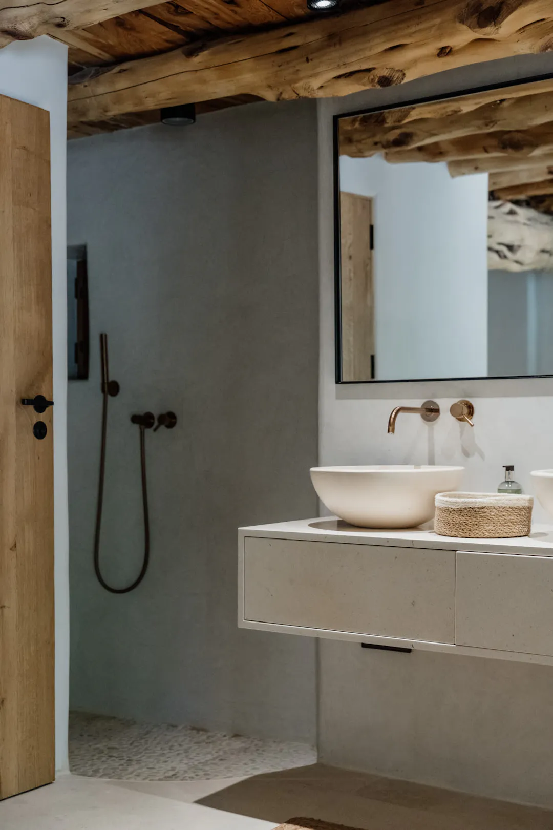 salle de bain design poutres en bois maison rustique chic à Ibiza salle de bain design poutres en bois maison rustique chic à Ibiza