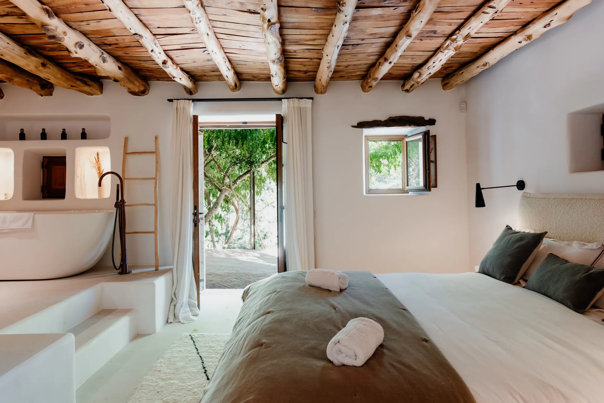 chambre avec poutres et salle de bain ouverte chambre avec poutres et salle de bain ouverte