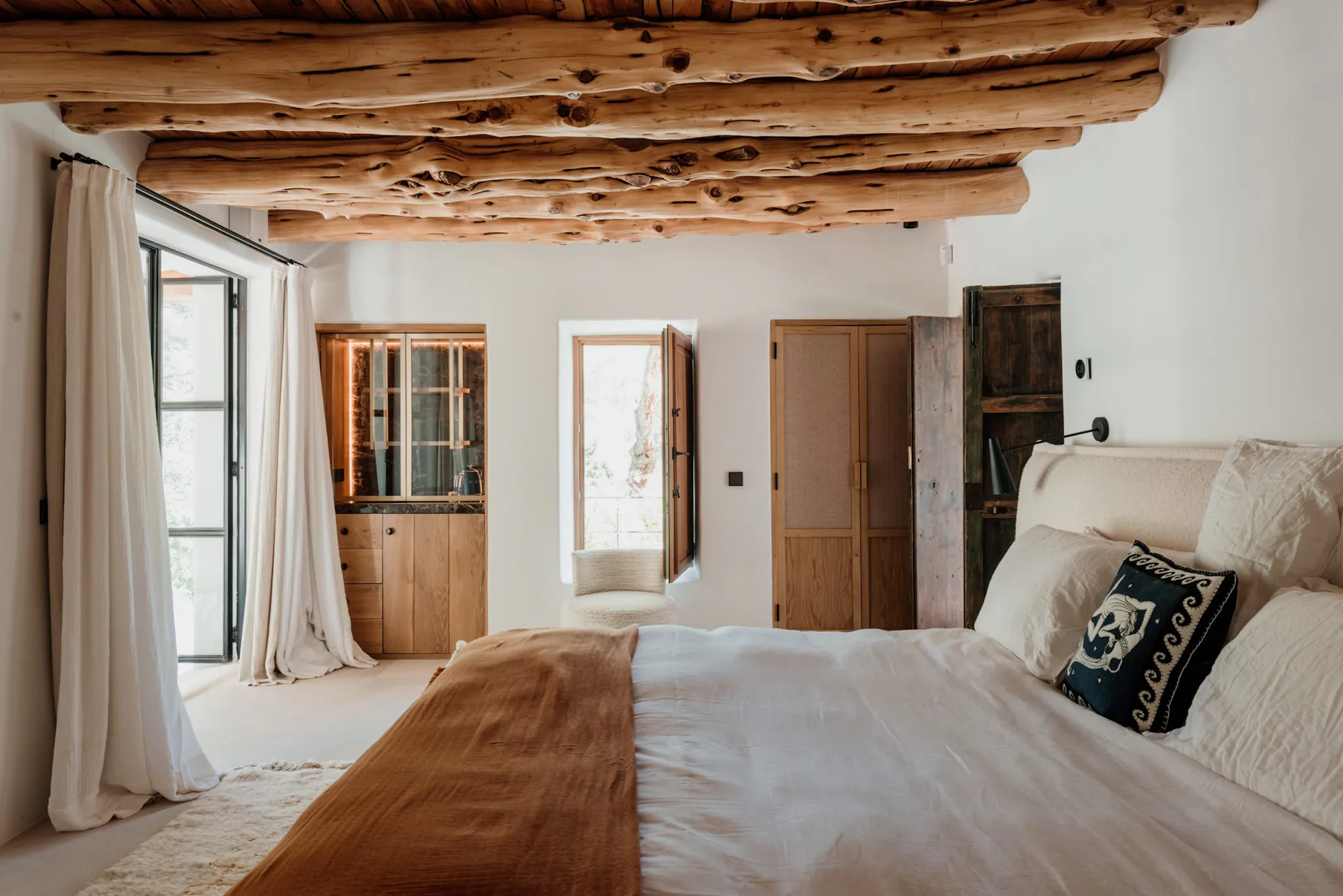 chambre avec poutres maison rustique chic à Ibiza chambre avec poutres maison rustique chic à Ibiza