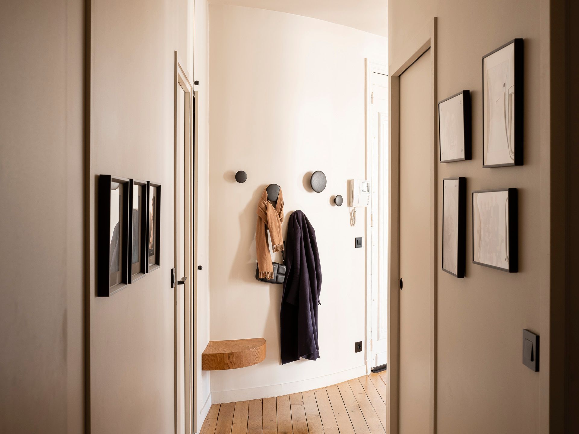 entrée appartement haussmannien rénové Paris entrée appartement haussmannien rénové Paris