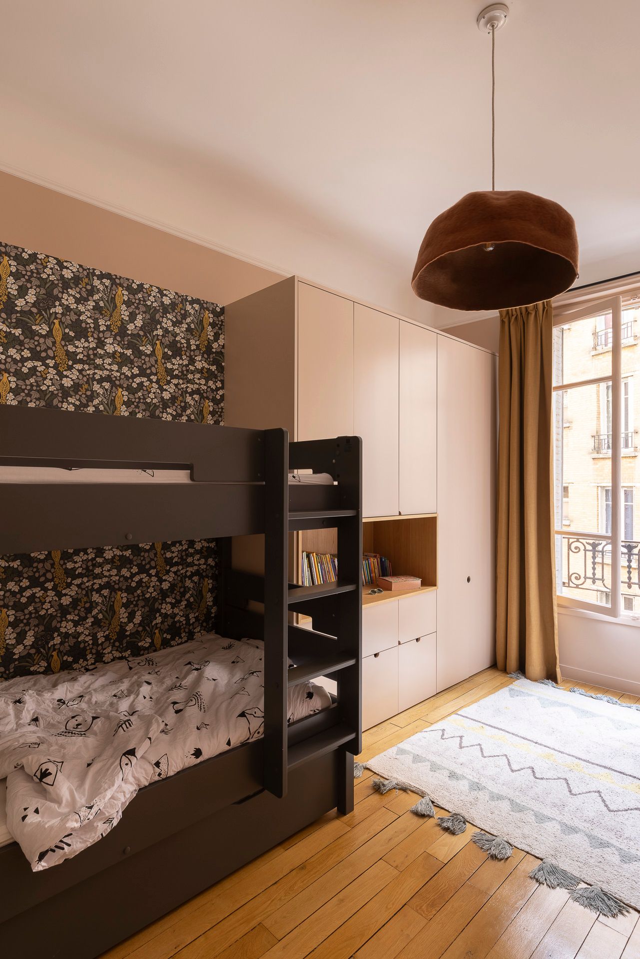 chambre enfant terracotta appartement haussmannien rénové Paris chambre enfant terracotta appartement haussmannien rénové Paris