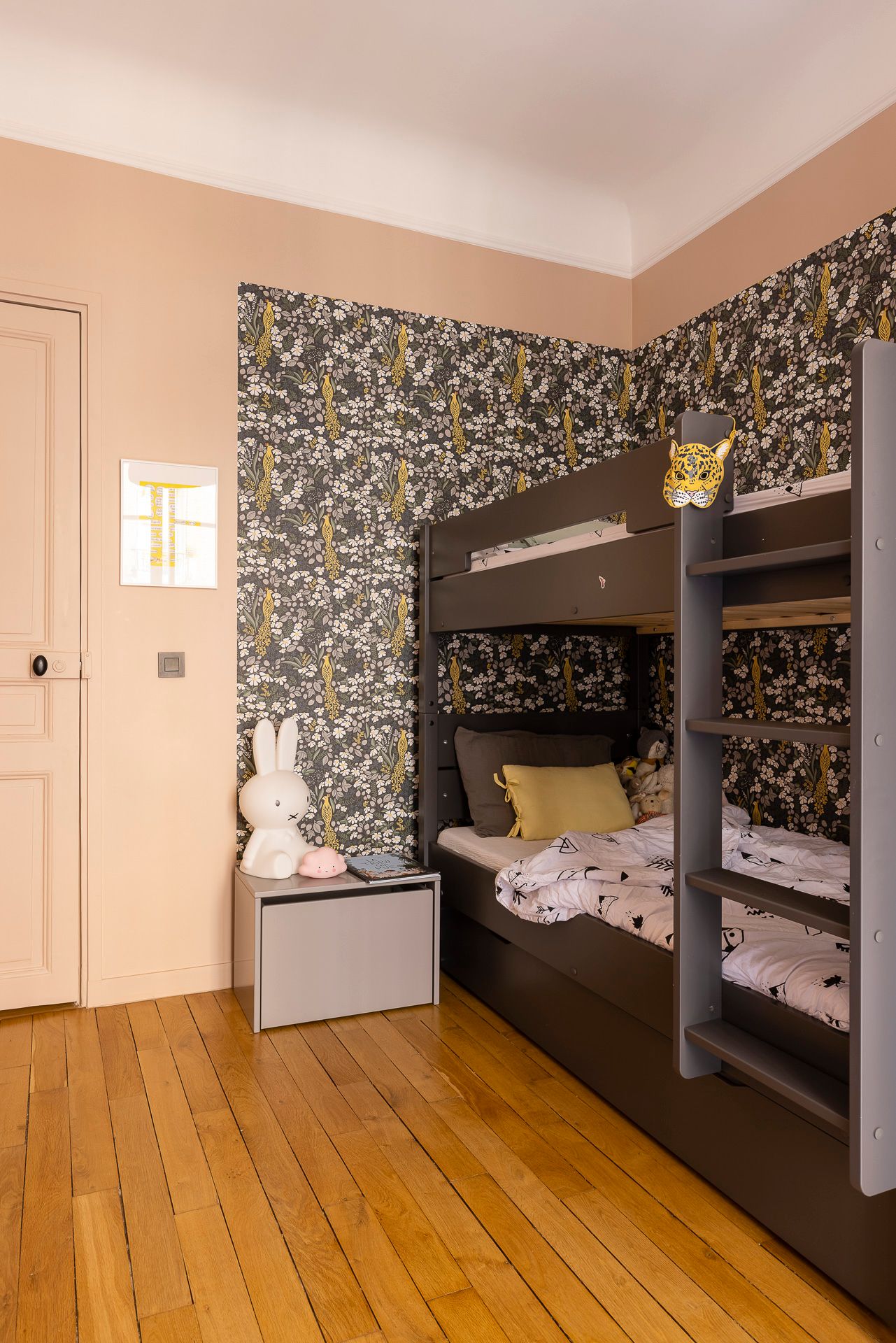 chambre enfant terracotta appartement haussmannien rénové Paris chambre enfant terracotta appartement haussmannien rénové Paris