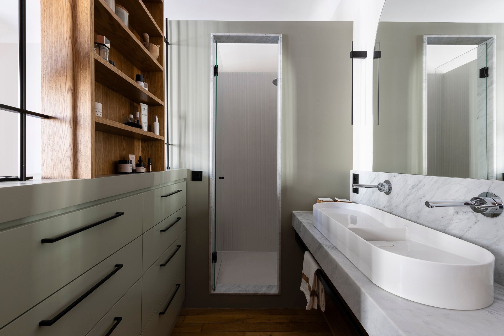 salle de bain design appartement haussmannien rénové Paris salle de bain design appartement haussmannien rénové Paris