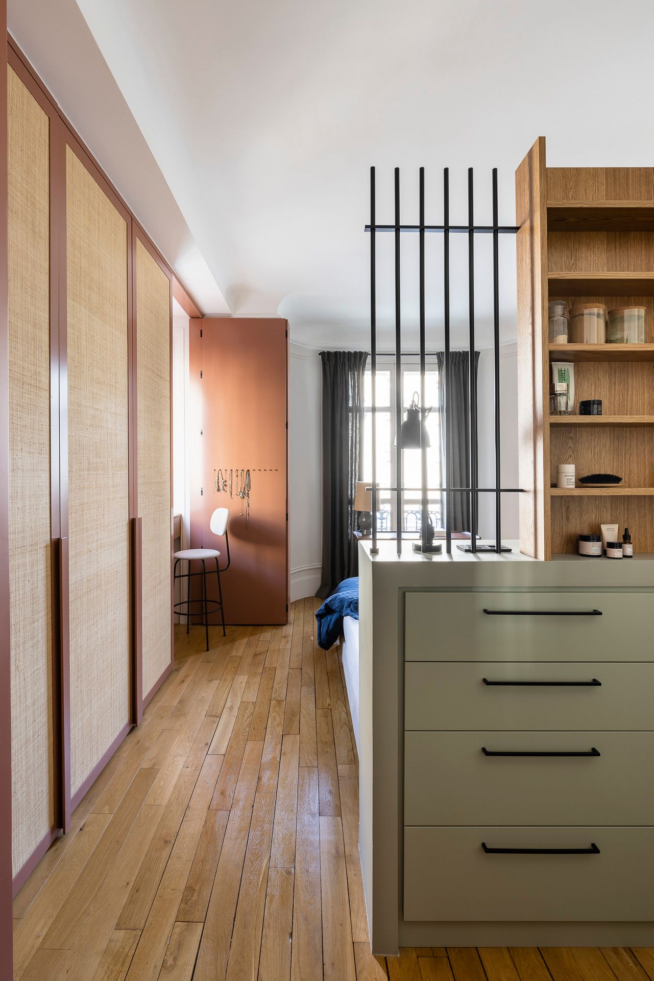 chambre avec dressing appartement haussmannien rénové Paris chambre avec dressing appartement haussmannien rénové Paris