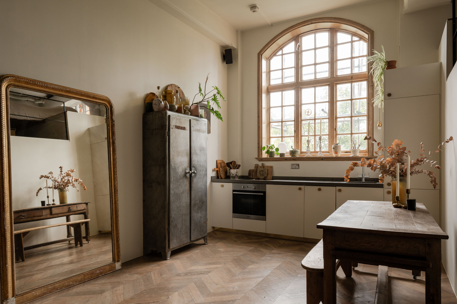 cuisine avec fenêtre cintrée appartement ancien de type loft cuisine avec fenêtre cintrée appartement ancien de type loft