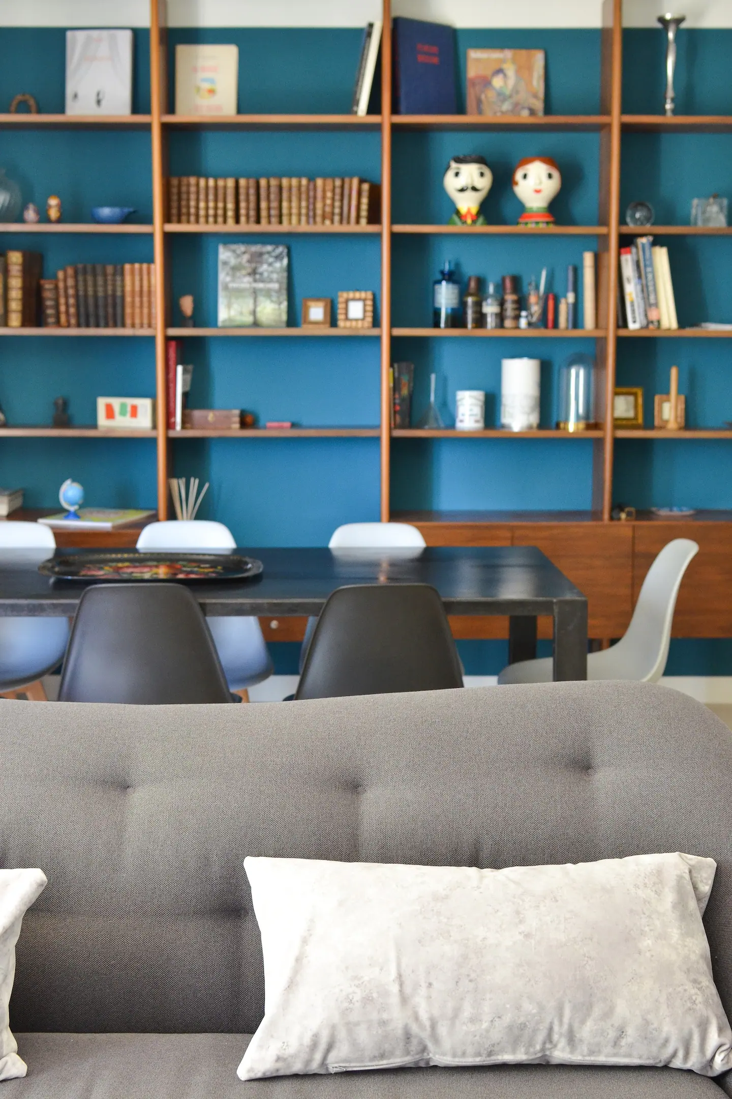 salle à manger avec bibliothèque