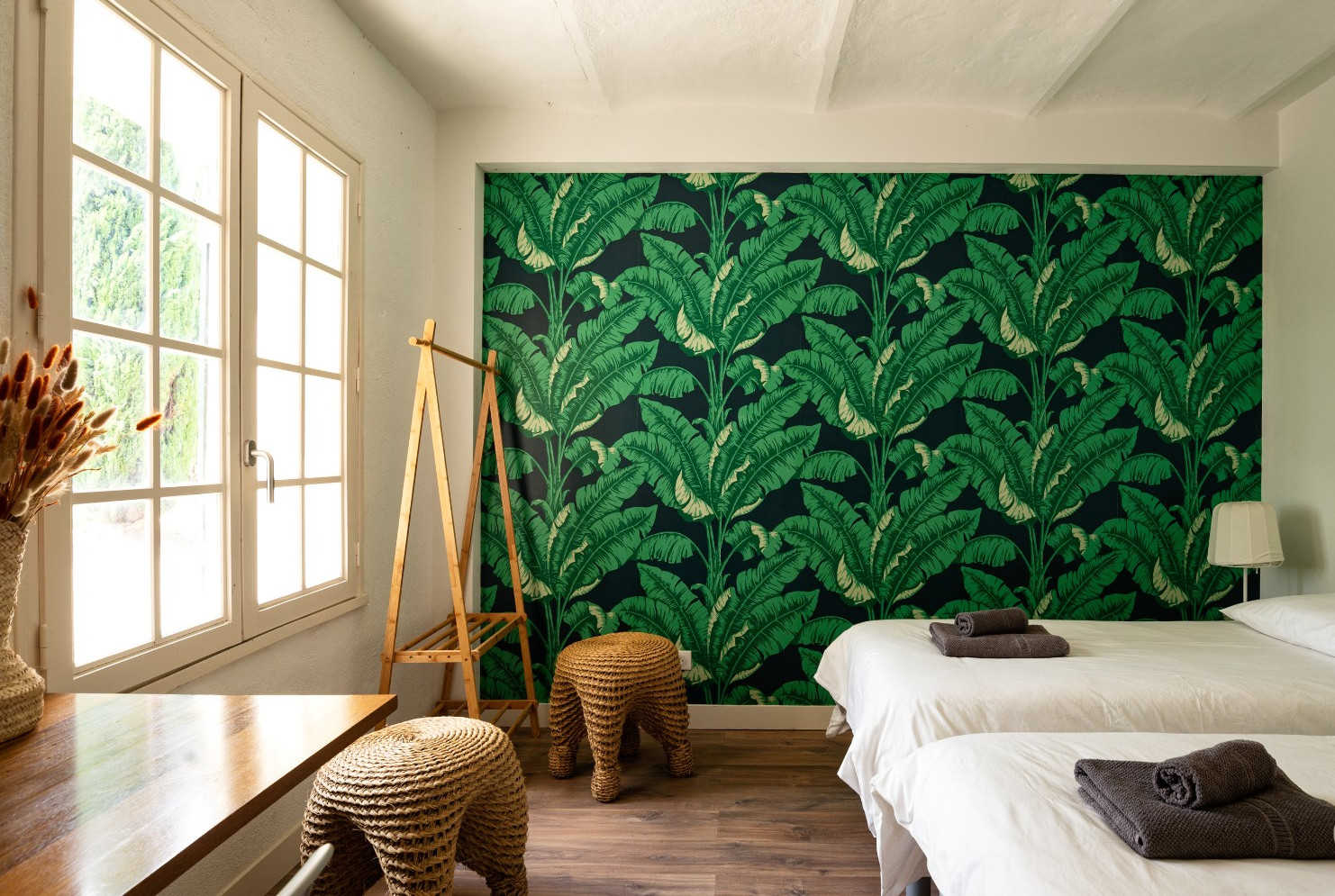 chambre avec papier-peint végétal maison en pierres Luberon Provence