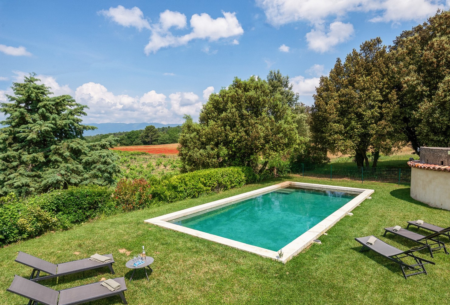 piscine dans jardin maison en pierres Luberon Provence