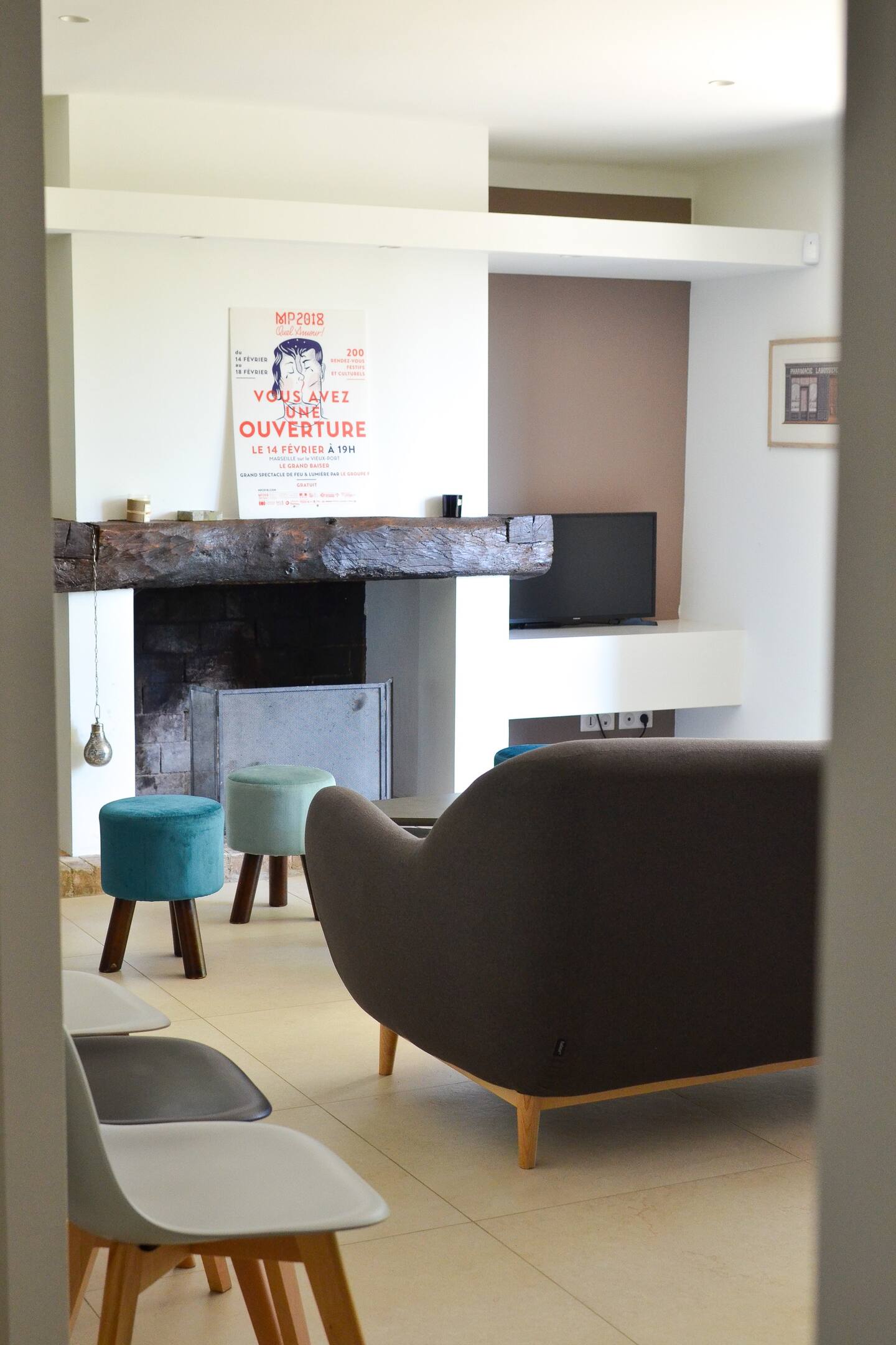 salon avec cheminée maison en pierres Luberon Provence
