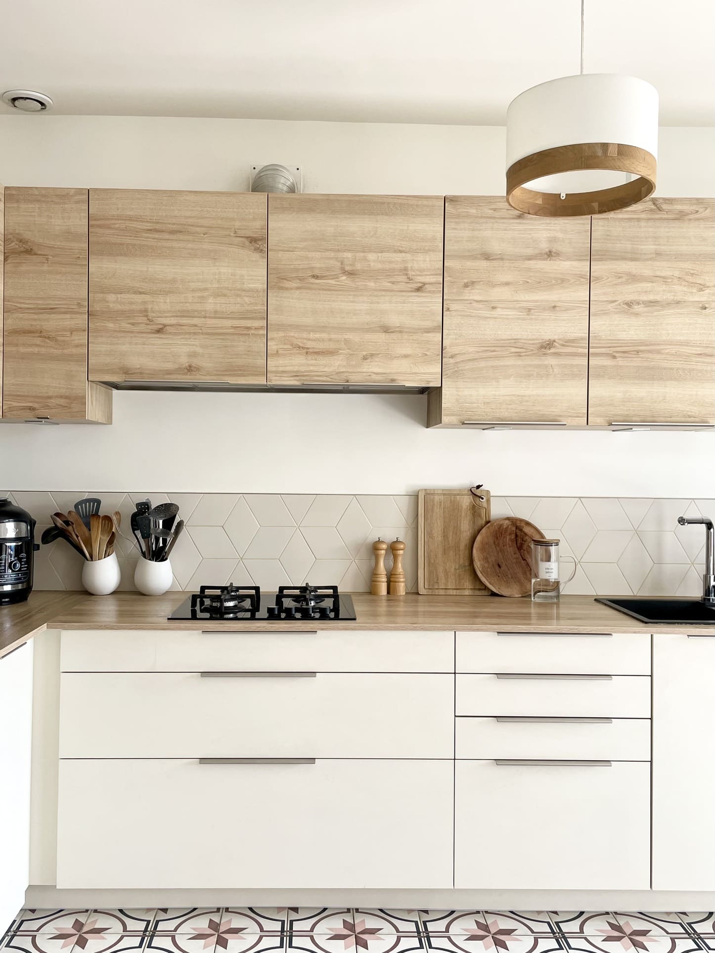 cuisine design bois et blanc maison décorée par Charlotte Gille de Happy Pog