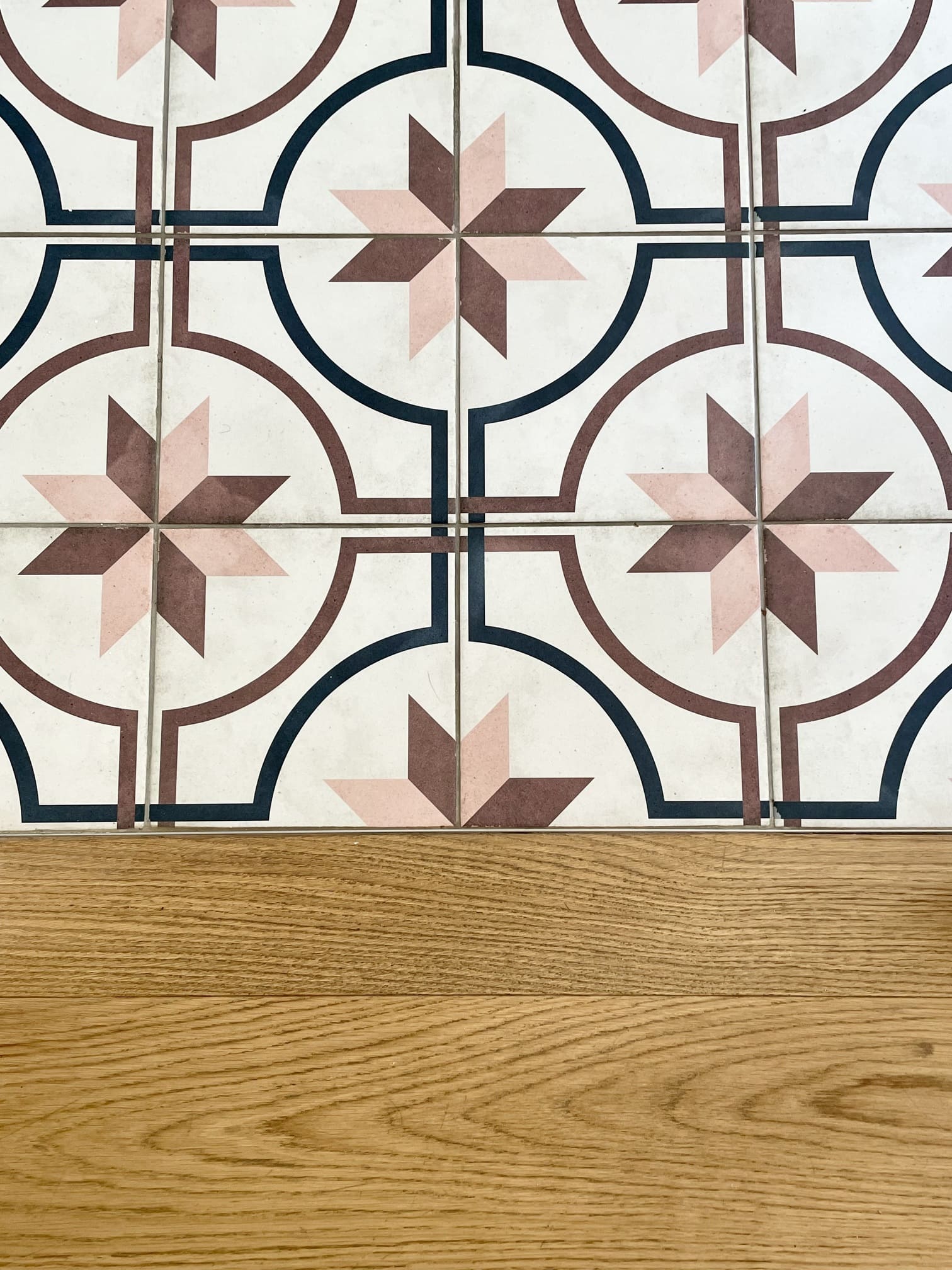 carreaux de ciment dans cuisine maison décorée par Charlotte Gille de Happy Pog