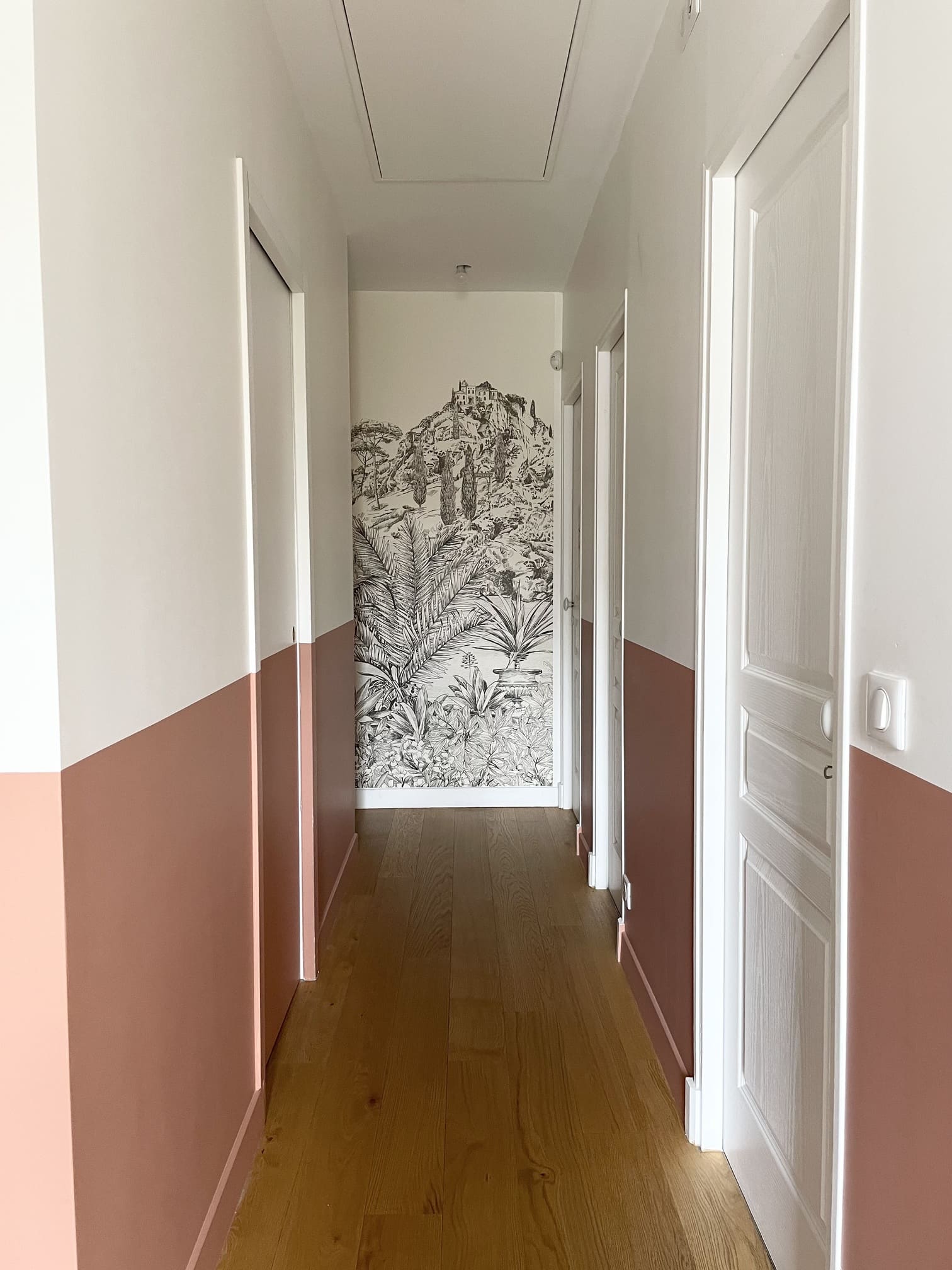 couloir avec soubassement peint maison décorée par Charlotte Gille de Happy Pog