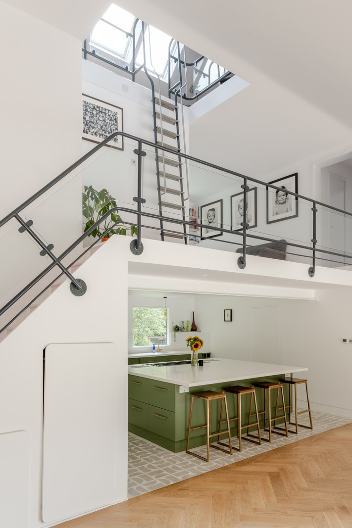 escalier maison en bois murs blancs