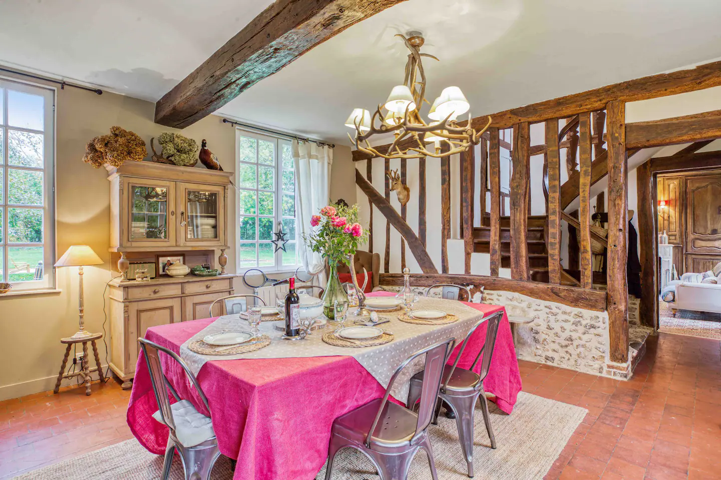 salle à manger avec colombages décoration classique chic manoir de Cauverville 18e siècle Normandie