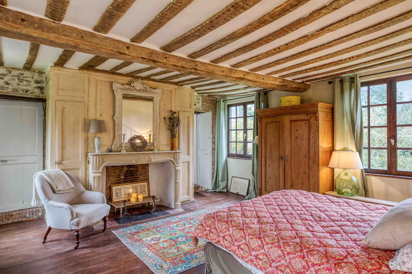 chambre avec poutres décoration classique chic manoir de Cauverville 18e siècle Normandie
