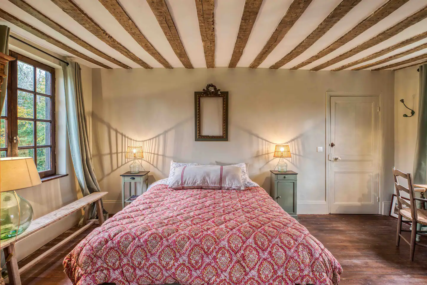 chambre avec poutres décoration classique chic manoir de Cauverville 18e siècle Normandie