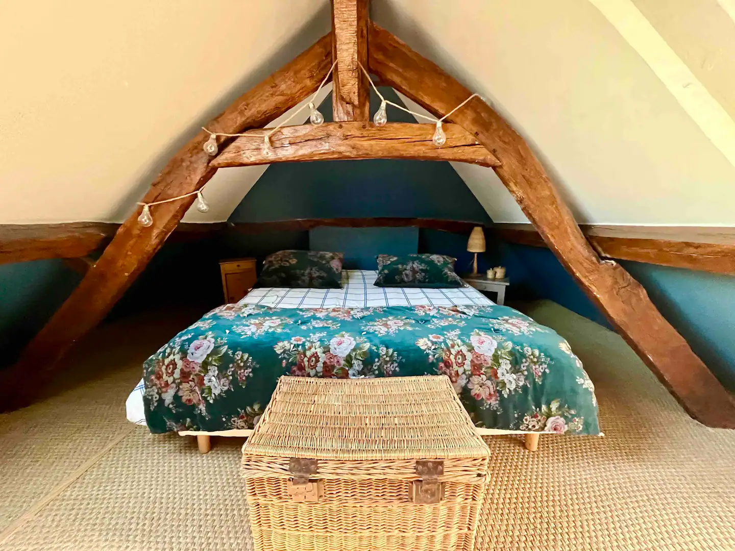 chambre mansardée avec poutres manoir de Cauverville 18e siècle Normandie