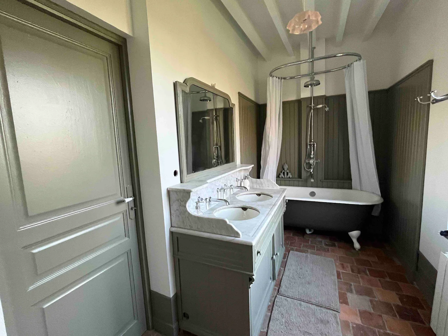 salle de bain vintage décoration classique chic manoir de Cauverville 18e siècle Normandie