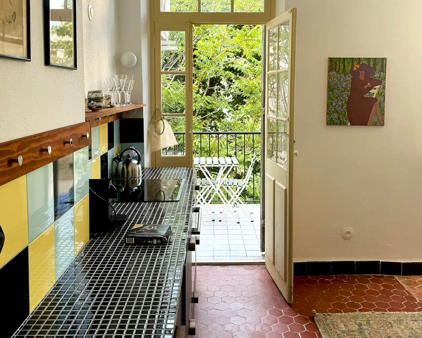 cuisine avec balcon décoration vintage appartement de 75m2 à Marseille cuisine avec balcon décoration vintage appartement de 75m2 à Marseille