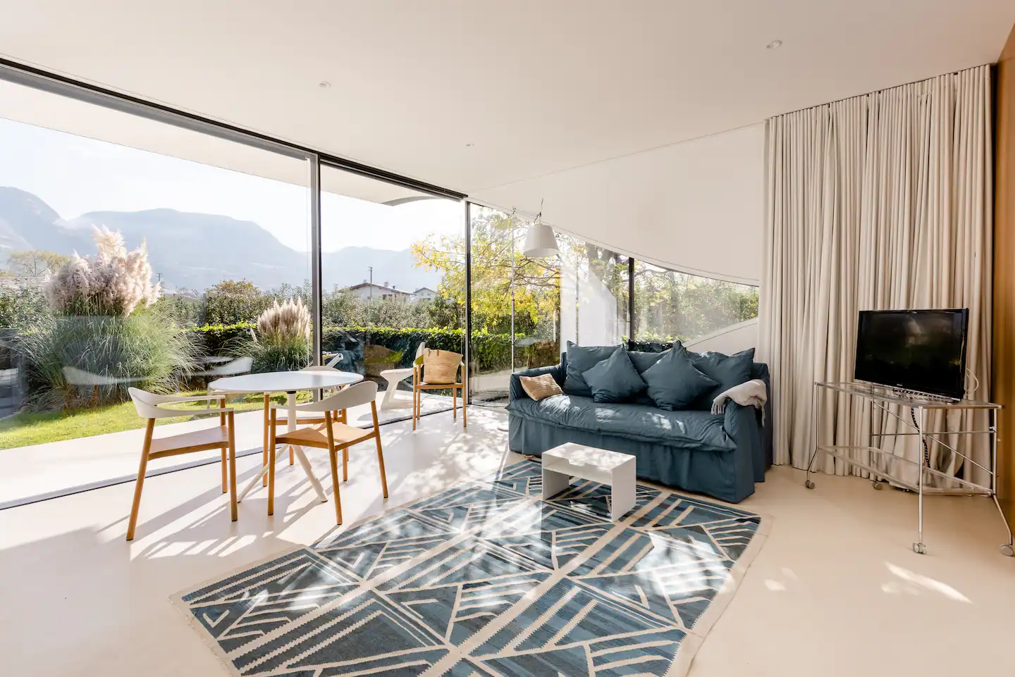 salon baies vitrées décoration contemporaine petite maison 45m2