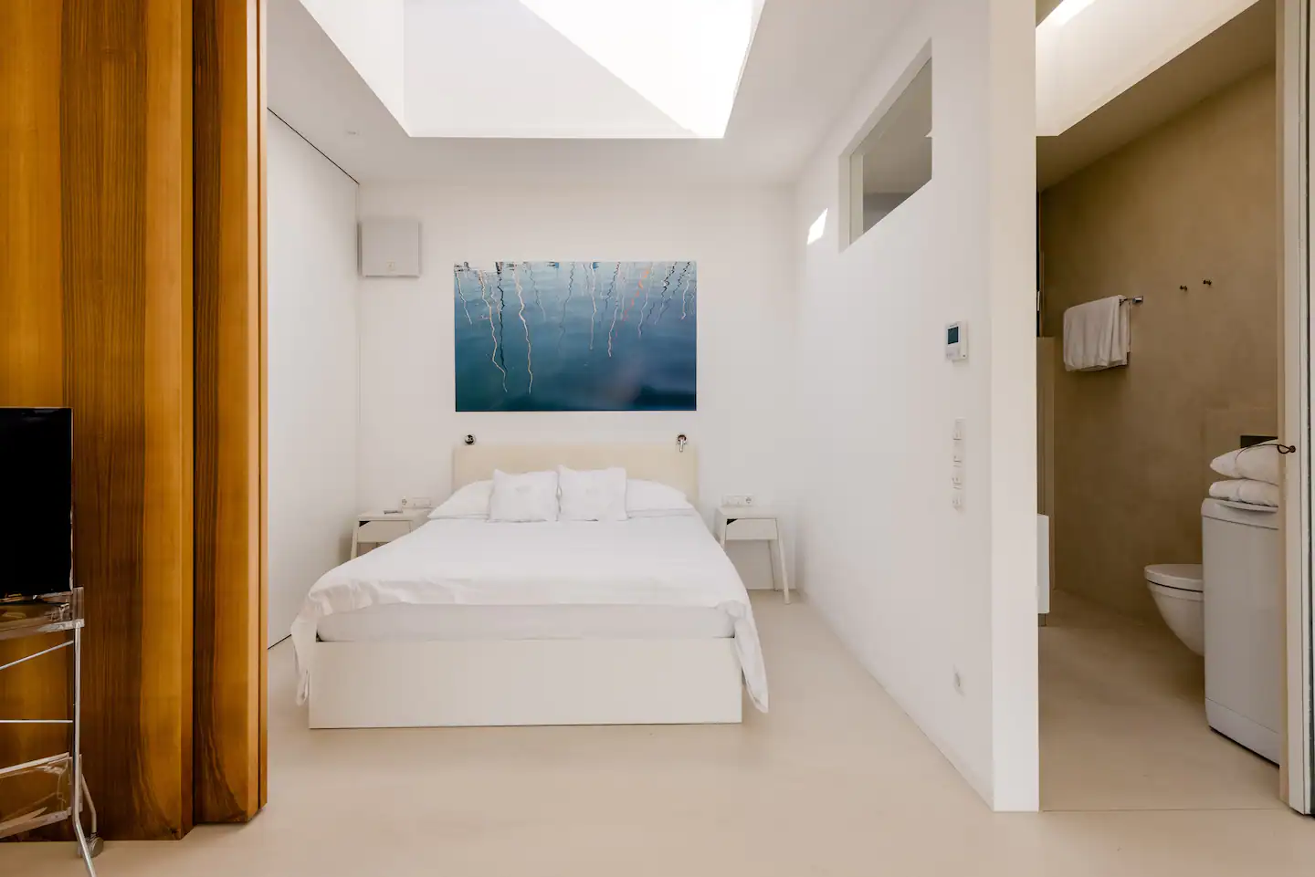 chambre minimaliste fermée par rideau