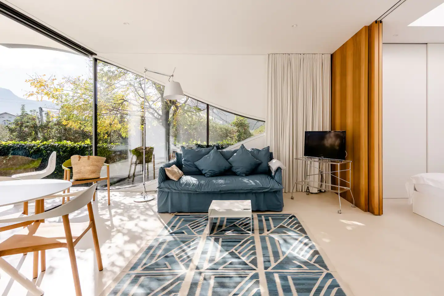 salon baies vitrées décoration contemporaine petite maison 45m2