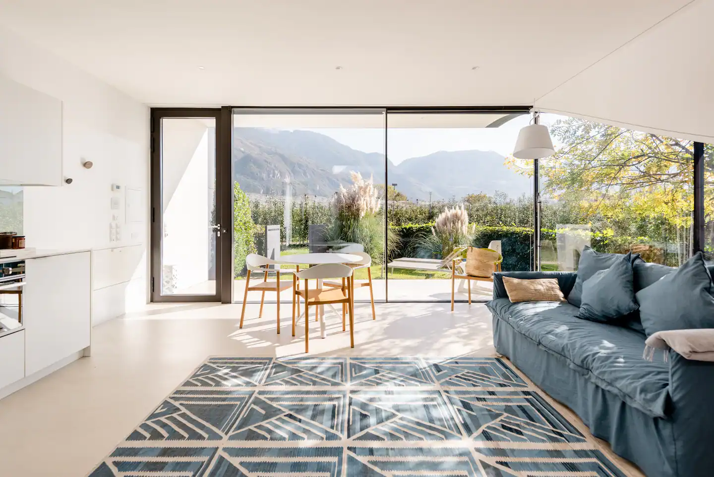 salon baies vitrées décoration contemporaine petite maison 45m2