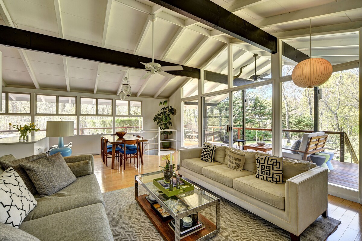 salon avec baies vitrées maison en bois Hamptons
