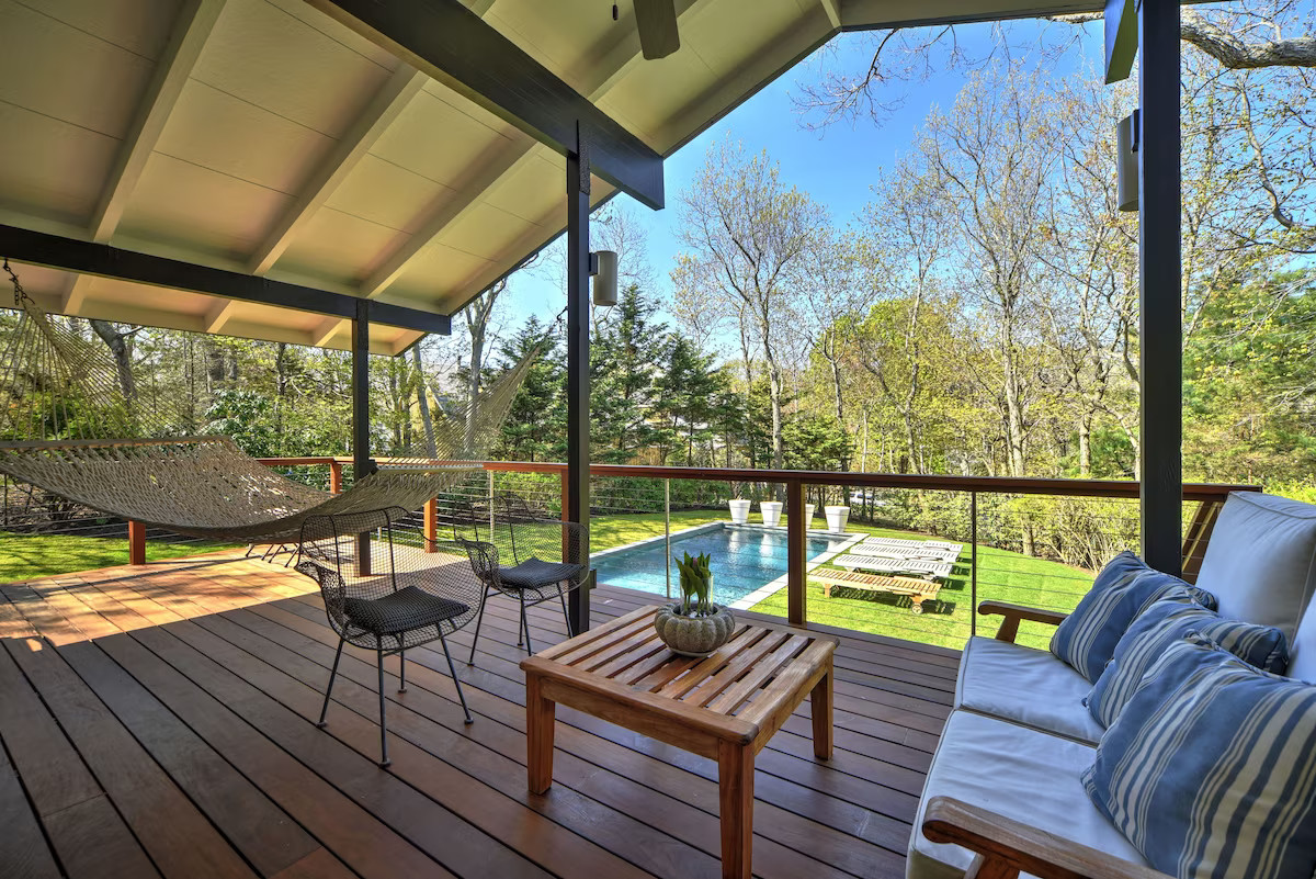 terrasse abritée maison en bois Hamptons