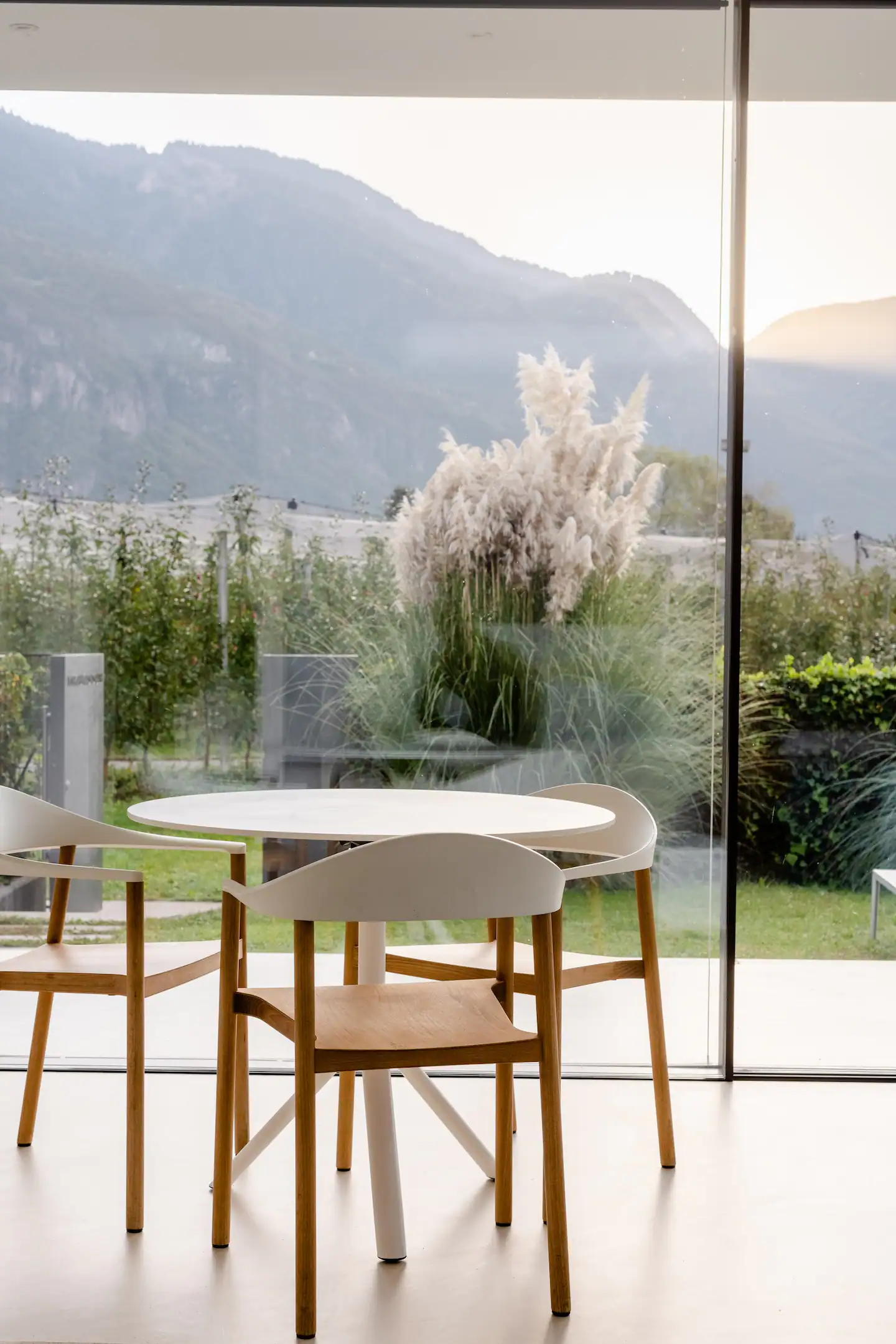 salle à manger avec baies vitrées vue montagne